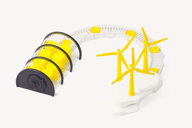 Dieses Spielzeugset aus Kunststoff besteht aus leuchtend gelben Windturbinen, die an einer geschwungenen, weißen Bahn befestigt sind. An einem Ende befindet sich ein transparenter Zylinder mit mehreren gelben Kapseln oder Figuren. Die Szene wurde vor einem reinweißen Hintergrund fotografiert, was das minimalistische, moderne Design unterstreicht. Die kontrastreiche Farbpalette aus Gelb und Weiß verleiht dem Spielzeug eine dynamische und verspielte Optik.