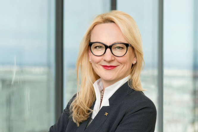 Frau steht vor 