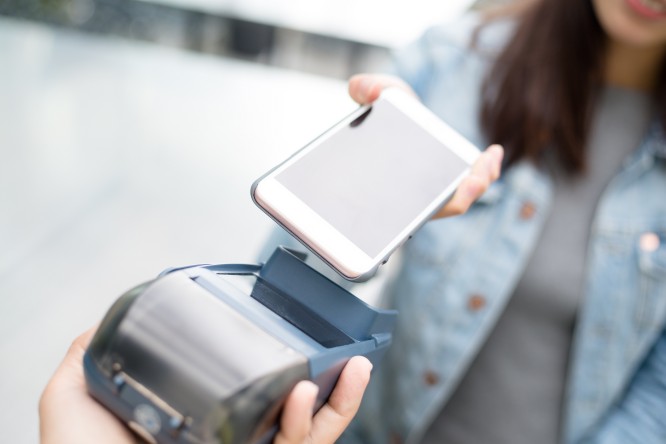 European Youth Card - Frau auf Reisen