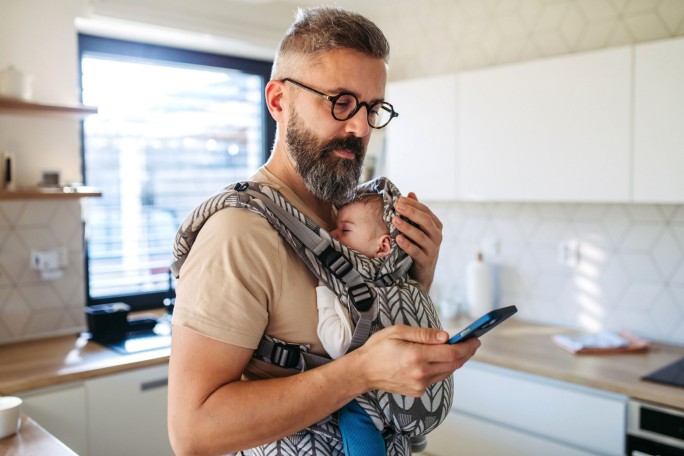 Stage-Image - Vater-mit-Baby-auf-dem-Smartphone-Apps