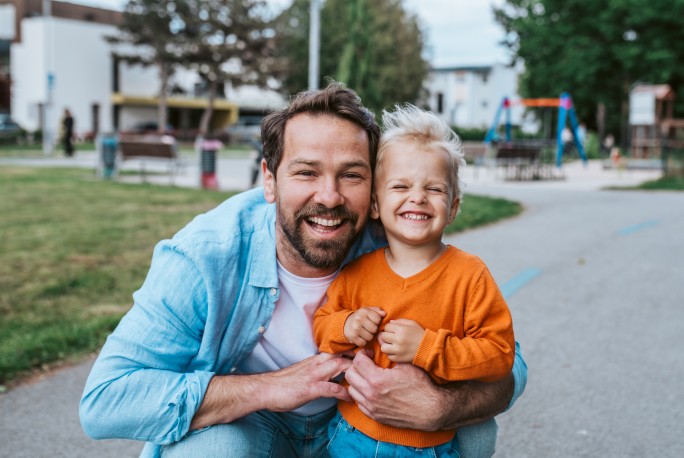 Vater und Sohn vor dem Spielplatz