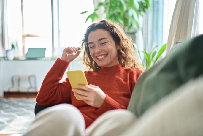 Junge Frau mit Smartphone