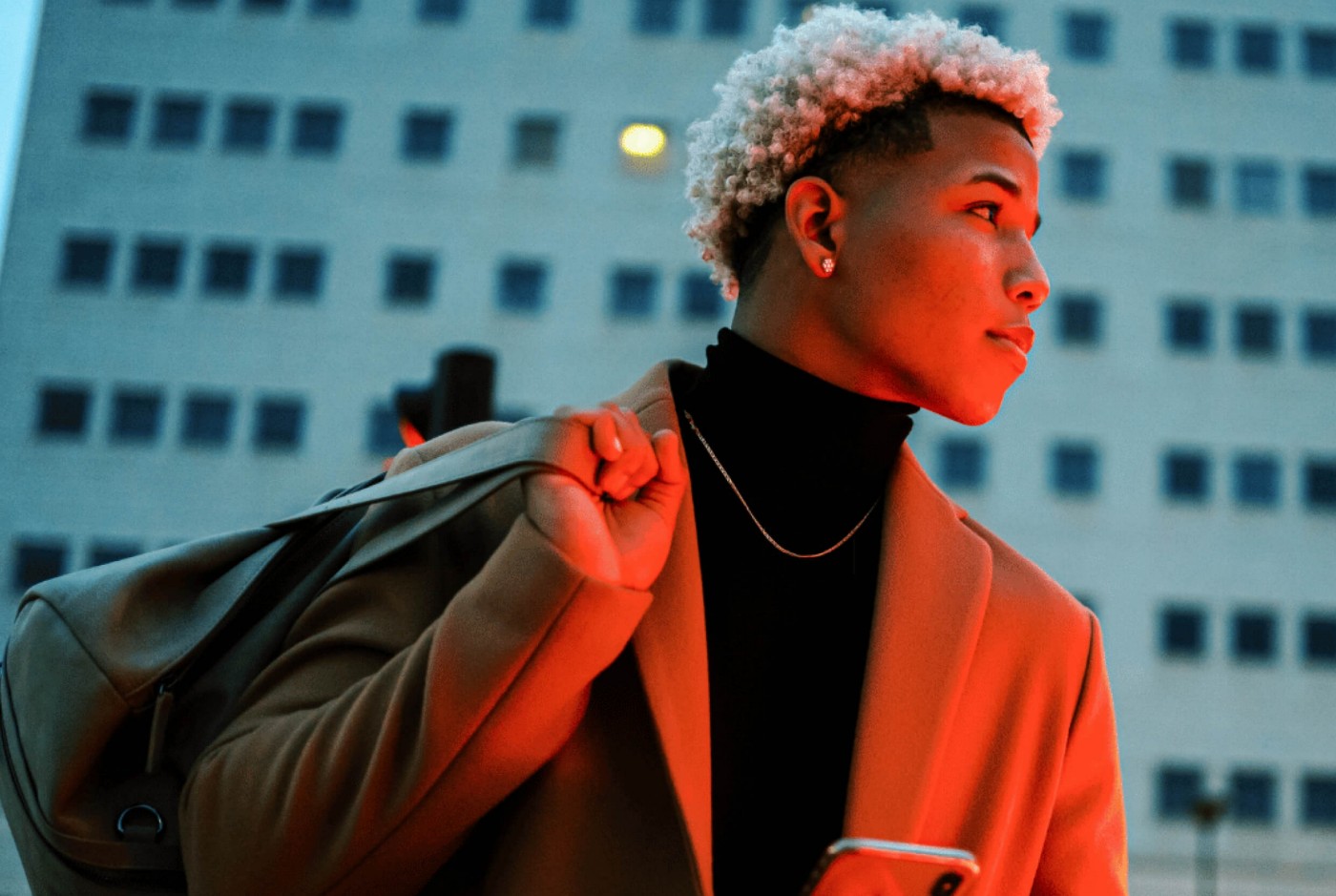 European Youth Card - Frau auf Reisen