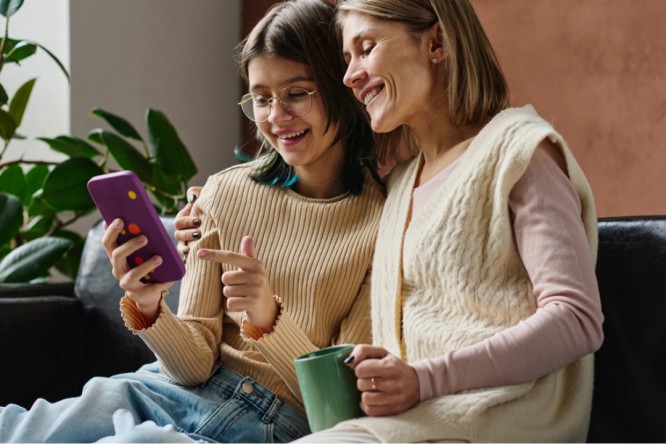 Facultas Gutschein - Studentin mit Buch